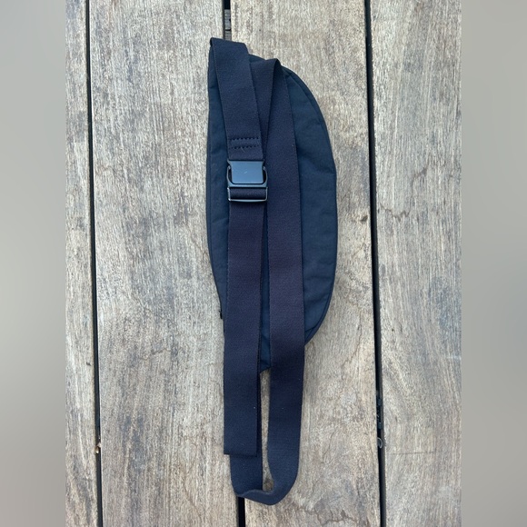 Athleta Kinetic Sling Bag Cross Body Small Purse Waist Belt Fanny Pack in Black - Picture 4 of 10